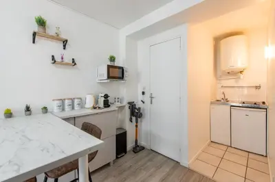 Cuisine ou kitchenette dans l'établissement Best Deal! Modern studio in vibrant area only 5 minutes by walk to metro - central location