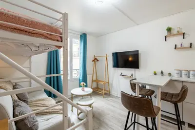 Télévision ou salle de divertissement dans l'établissement Best Deal! Modern studio in vibrant area only 5 minutes by walk to metro - central location