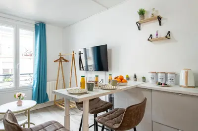 Boissons dans l'établissement Best Deal! Modern studio in vibrant area only 5 minutes by walk to metro - central location
