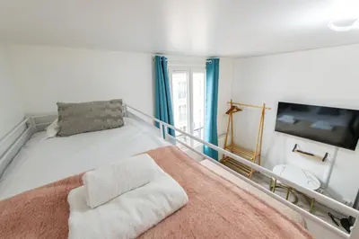 Un ou plusieurs lits dans un hébergement de l'établissement Best Deal! Modern studio in vibrant area only 5 minutes by walk to metro - central location