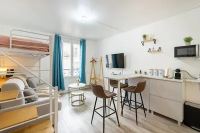 Télévision ou salle de divertissement dans l'établissement Best Deal! Modern studio in vibrant area only 5 minutes by walk to metro - central location
