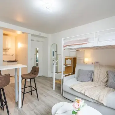 Best Deal! Modern studio in vibrant area only 5 minutes by walk to metro - central location