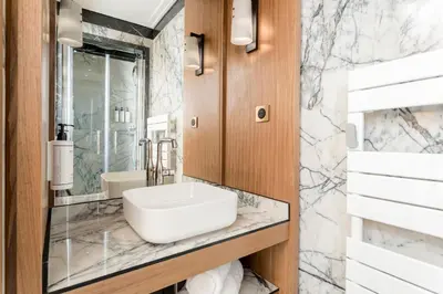 Salle de bains dans l'établissement Merveil - Signature Suite - Tour Eiffel -Desaix II