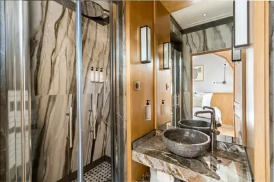 Salle de bains dans l'établissement Merveil - Signature Suite - Tour Eiffel -Desaix II