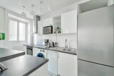 Cuisine ou kitchenette dans l'établissement GuestReady - Modern comfort in Les Batignolles