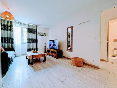 Télévision ou salle de divertissement dans l'établissement Chic apart with bar in Paris