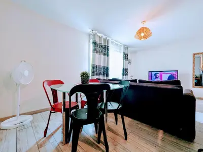 Télévision ou salle de divertissement dans l'établissement Chic apart with bar in Paris