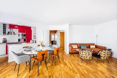 Cuisine ou kitchenette dans l'établissement GuestReady - Charming Family Duplex with a terrace