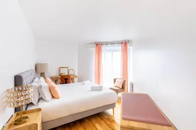 Un ou plusieurs lits dans un hébergement de l'établissement GuestReady - Charming Family Duplex with a terrace