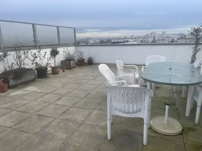 Balcon ou terrasse dans l'établissement Chambre dans un grand appartement avec terrasse