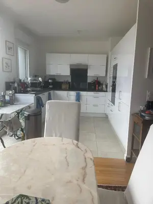 Cuisine ou kitchenette dans l'établissement Chambre dans un grand appartement avec terrasse