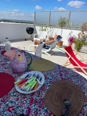Balcon ou terrasse dans l'établissement Chambre dans un grand appartement avec terrasse