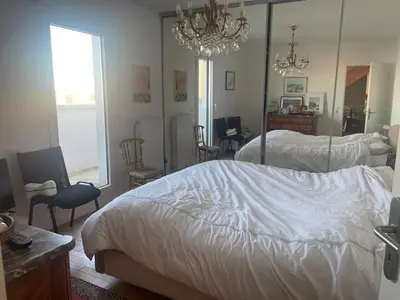 Un ou plusieurs lits dans un hébergement de l'établissement Chambre dans un grand appartement avec terrasse