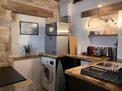 Cuisine ou kitchenette dans l'établissement Charming studio
