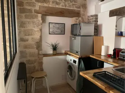 Cuisine ou kitchenette dans l'établissement Charming studio