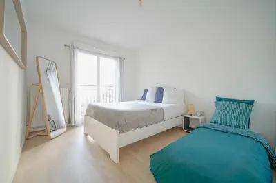 Un ou plusieurs lits dans un hébergement de l'établissement Le Jardin Secret - Parking, balcon, vue jardin à 5 minutes du métro, proche Paris