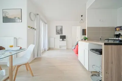 Cuisine ou kitchenette dans l'établissement Le Jardin Secret - Parking, balcon, vue jardin à 5 minutes du métro, proche Paris