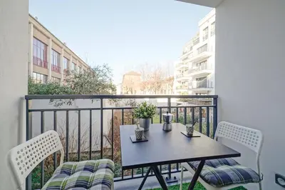 Balcon ou terrasse dans l'établissement Le Jardin Secret - Parking, balcon, vue jardin à 5 minutes du métro, proche Paris