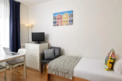 Télévision ou salle de divertissement dans l'établissement Hotel Résidence Paris Asnières