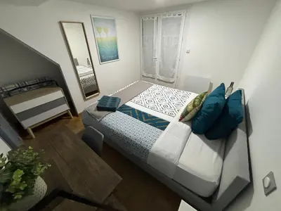 Un ou plusieurs lits dans un hébergement de l'établissement VR House 14 bedrooms 3 min metro 23 beds PARC EXPO