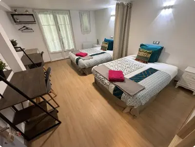 Un ou plusieurs lits dans un hébergement de l'établissement VR House 14 bedrooms 3 min metro 23 beds PARC EXPO