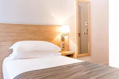 Un ou plusieurs lits dans un hébergement de l'établissement Paris d'Issy Hôtel Porte de Versailles