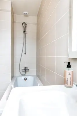 Salle de bains dans l'établissement Paris d'Issy Hôtel Porte de Versailles
