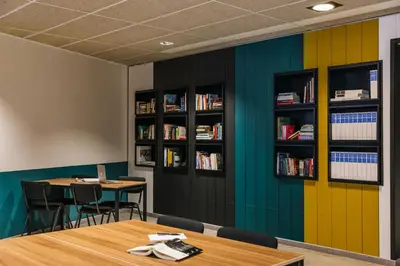 Bibliothèque dans l'hôtel