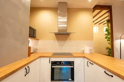 Cuisine ou kitchenette dans l'établissement Luxurious 7p Suite with SAUNA, near PARIS, Metro 4