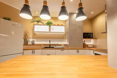 Cuisine ou kitchenette dans l'établissement Luxurious 7p Suite with SAUNA, near PARIS, Metro 4
