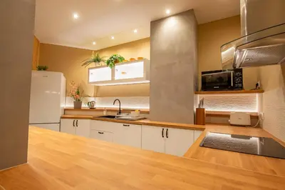 Cuisine ou kitchenette dans l'établissement Luxurious 7p Suite with SAUNA, near PARIS, Metro 4