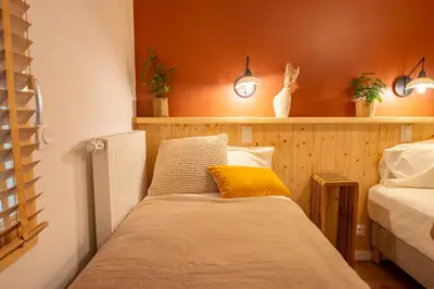 Un ou plusieurs lits dans un hébergement de l'établissement Luxurious 7p Suite with SAUNA, near PARIS, Metro 4