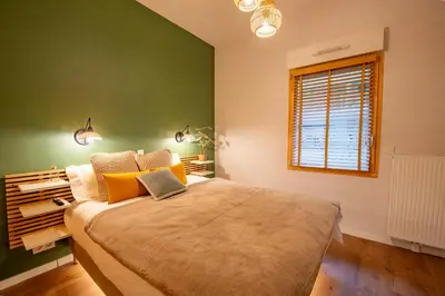 Un ou plusieurs lits dans un hébergement de l'établissement Luxurious 7p Suite with SAUNA, near PARIS, Metro 4
