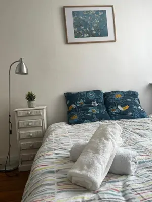 Un ou plusieurs lits dans un hébergement de l'établissement Bright Bedroom 15 min to Paris Center with 5 mins walk to metro railway RER B