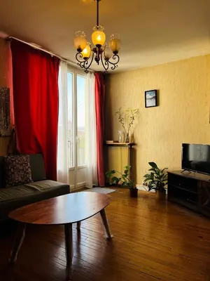 Télévision ou salle de divertissement dans l'établissement Bright Bedroom 15 min to Paris Center with 5 mins walk to metro railway RER B