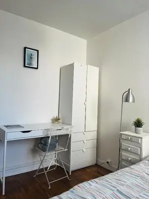 Un ou plusieurs lits dans un hébergement de l'établissement Bright Bedroom 15 min to Paris Center with 5 mins walk to metro railway RER B