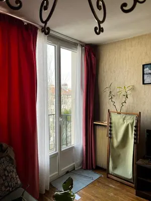 Coin salon dans l'établissement Bright Bedroom 15 min to Paris Center with 5 mins walk to metro railway RER B