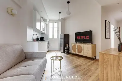 Cuisine ou kitchenette dans l'établissement Appartement refait à neuf Pour 6 Personnes à Levallois