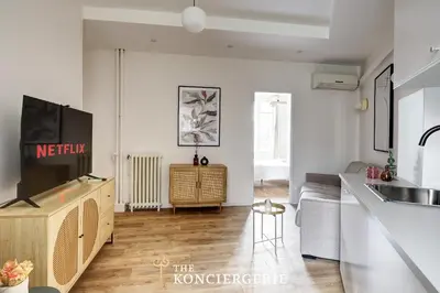 Télévision ou salle de divertissement dans l'établissement Appartement refait à neuf Pour 6 Personnes à Levallois