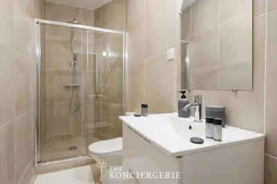 Salle de bains dans l'établissement Appartement refait à neuf Pour 6 Personnes à Levallois