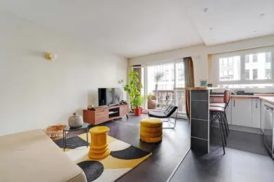 Télévision ou salle de divertissement dans l'établissement 2P cosy avec terrasse à Neuilly - proche La Défense