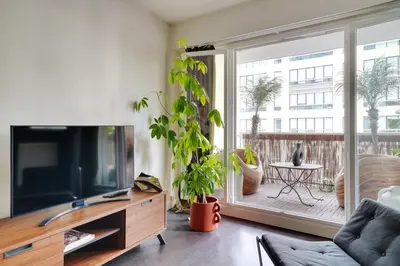 Télévision ou salle de divertissement dans l'établissement 2P cosy avec terrasse à Neuilly - proche La Défense