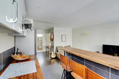 Télévision ou salle de divertissement dans l'établissement 2P cosy avec terrasse à Neuilly - proche La Défense