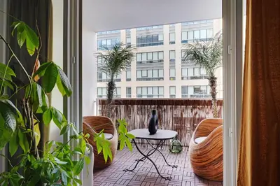 Coin salon dans l'établissement 2P cosy avec terrasse à Neuilly - proche La Défense