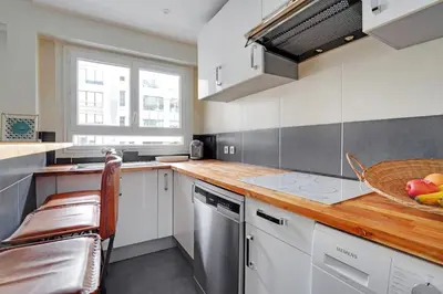 Cuisine ou kitchenette dans l'établissement 2P cosy avec terrasse à Neuilly - proche La Défense