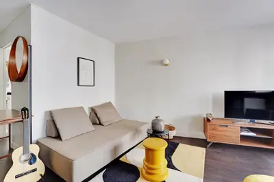 Télévision ou salle de divertissement dans l'établissement 2P cosy avec terrasse à Neuilly - proche La Défense