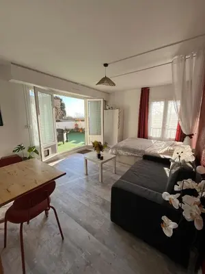 Un ou plusieurs lits dans un hébergement de l'établissement Studio et terrasse près de Paris