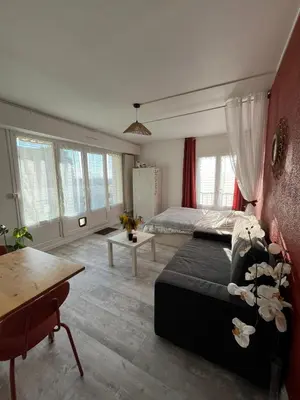Un ou plusieurs lits dans un hébergement de l'établissement Studio et terrasse près de Paris