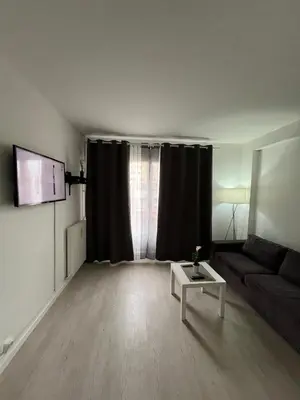 Télévision ou salle de divertissement dans l'établissement Studio Élysée