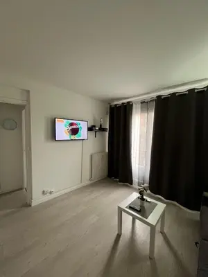 Télévision ou salle de divertissement dans l'établissement Studio Élysée